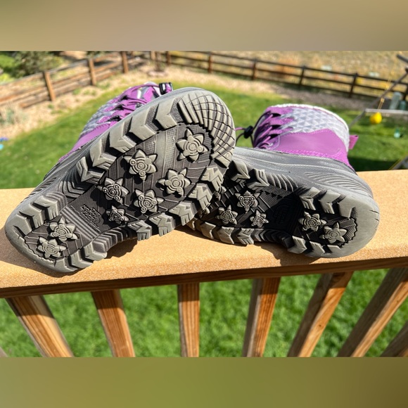 Girls North Face boots size 1 - Picture 3 of 10